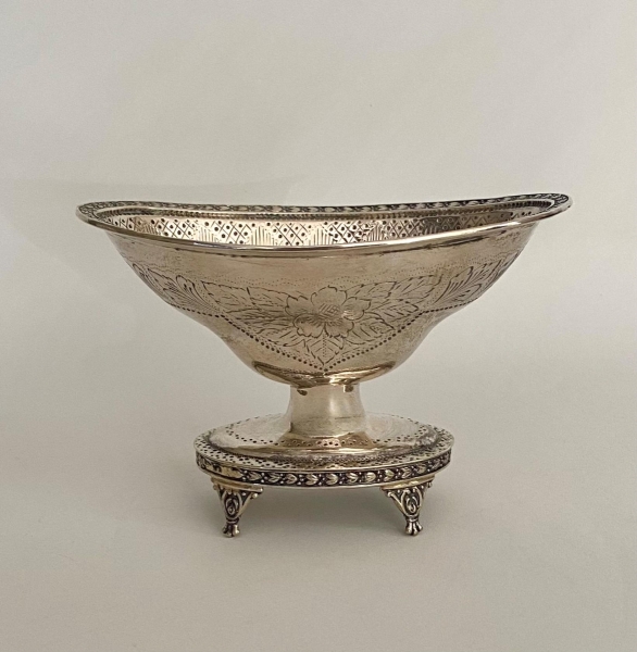 Porta dragées em prata brasileira decorado com flores,  teor 833. Med: 10 x 15 x 9 cm. Peso: 168 g.