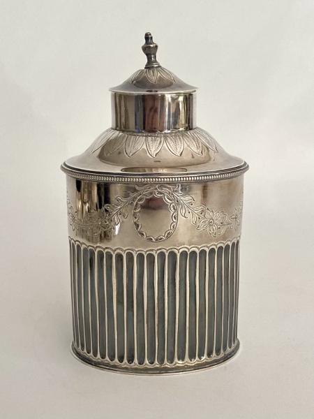 Caixa de chá  em prata portuguesa cinzelada e burilada, contraste Águia 1º título. Med: 15 x 9 x 6,5 cm. Peso: 312 g.