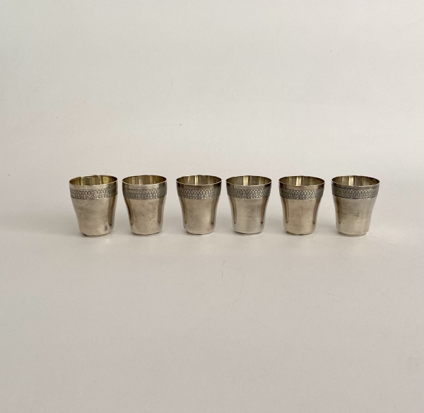 Conjunto com 6 copos em prata com guilloche na borda. Med: 4 x 3,5 cm. Peso total: 81 g.