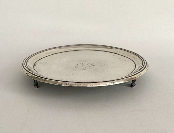Salva em prata portuguesa, contraste P coroado. Med: 3,5 x 20 cm. Peso: 240 g.