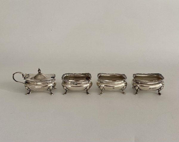 Quatro elegantes de saleiros em prata inglesa. Med: 2,5 x 5,5 x 4 cm e 4,5 x 7,5 x 4 cm.  Peso: 114  g