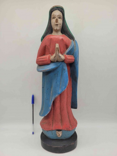 Escultura em madeira de Nossa Senhora medindo 43cm de altura. Assinado por Nivaldo.