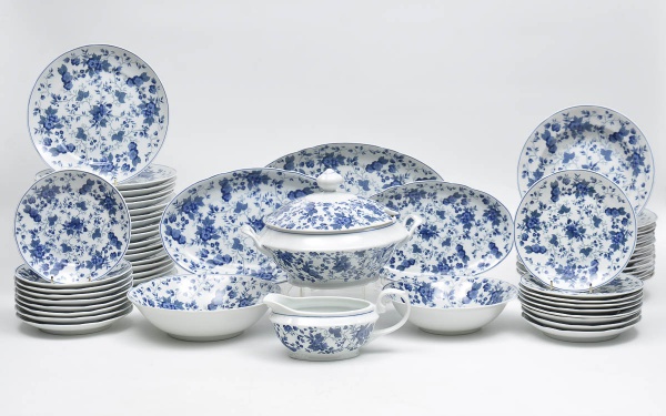 Aparelho de jantar de porcelana Real branca , decoração azul imperial padrão cebolinha, contem:1 sopeira, 2 bowls redondos, 3 travessas ovais rasas, 1 molheira, 18 pratos rasos, 12 pratos fundos, 18 pratos de sobremesa Total 55 pçs