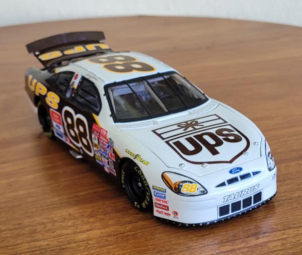 Dale Jarrett #88 UPS / MEMORIAL FLAG 2001 FORD TAURUS 1:24 Action Racing