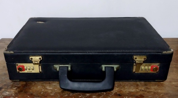 DIVERSOS - Maleta Vintage marca Ika, feita no Brasil década de 90, na cor preta, em ótimo estado de