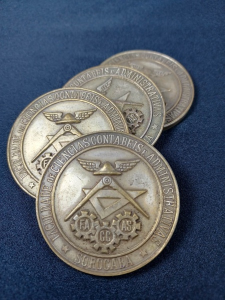 COLECIONISMO-lote com 4 medalhas comemorativas.5cm