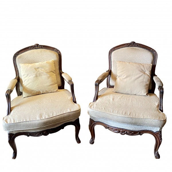 Elegante par de cadeiras de braço em madeira nobre, estilo Luis XV. Espaldar com moldura ondulada, a