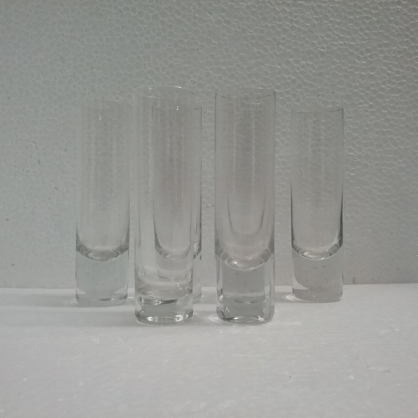 Jogo de 6 copos para vodca – cristal  – liso - redondo – 14 cm -  sem avarias. 