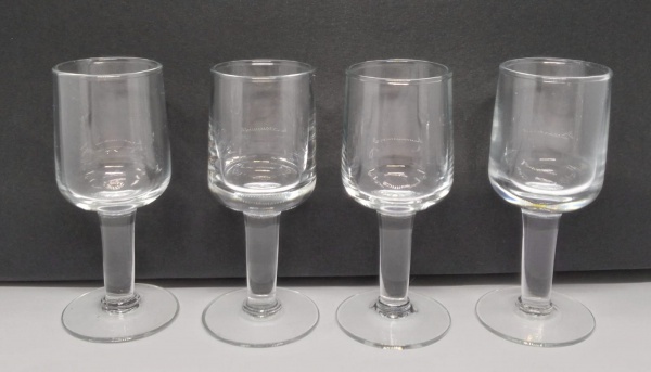 Jogo de 4 copinhos para licor – uso diário - 9 cm de altura – vidro – seminovo - sem avarias.