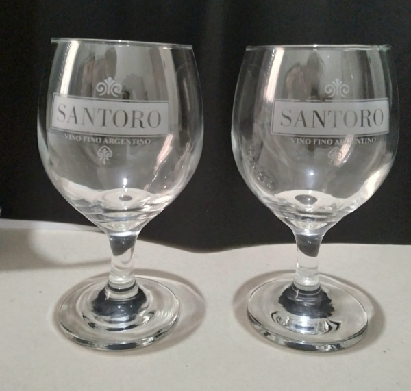 Par de Taças promocionais  Vinho Santoro– vinho fino argentino – vidro – 13 cm de altura – item de coleção sem uso – sem avarias. 