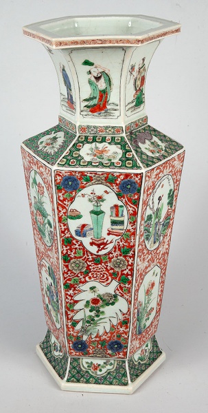 Vaso sextavado em porcelana chinesa da Companhia das Índias com decoração da Família Verde, apresent