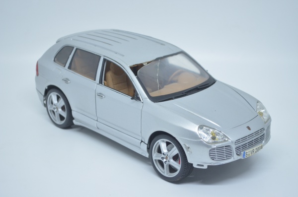 Miniatura Porsche Cayenne Turbo escala 1:18 Maisto - Ap