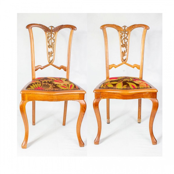 Belo par de cadeiras art noveau em madeira com encosto entalhado no formato de libélula e acento for