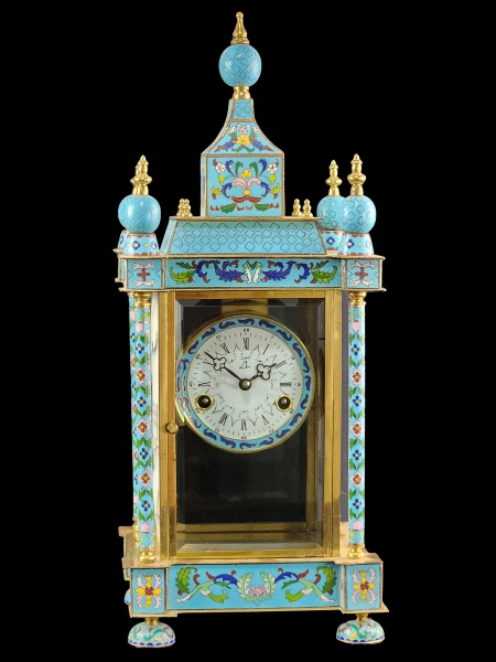 Espetacular Relógio de Mesa, de grandes dimensóes, caixa em cloisonné, com decoração floral sobre fu
