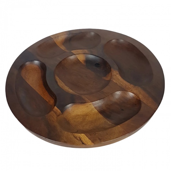 Suntuosa petisqueira manufaturada em madeira nobre de formato circular contendo 5 divisórias. Medindo 35cm.