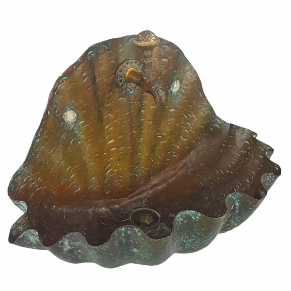 Antiga pia produzida em fino bronze no feitio de concha com adornação martelada de pregueados; possui torneira em bronze maciço cinzelada por folhão na ponta e vávula no formato de pinha. Medindo 31,5cm x 45cm x 26,5cm.