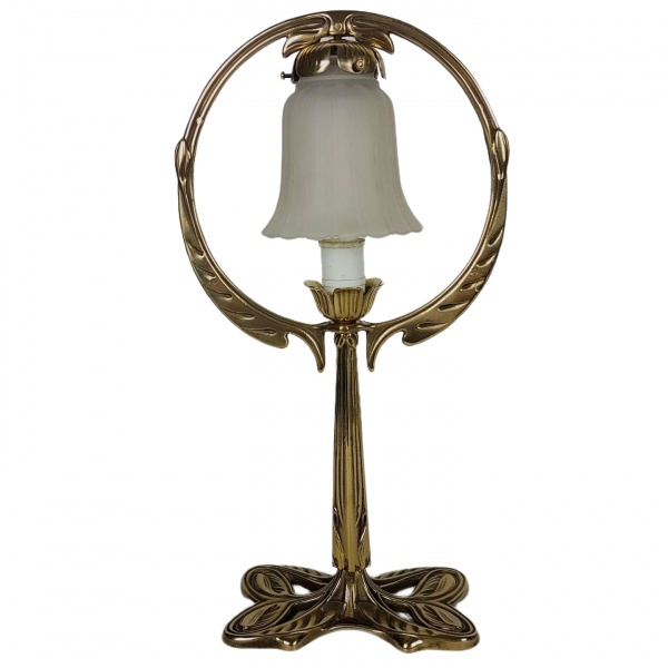 BRONZE - Luminária de mesa em bronze maciço ricamente adornada por folhagens em relevação; cúpula em vidro satiné no feitio de campânula. Medindo 44cm x 23cm.