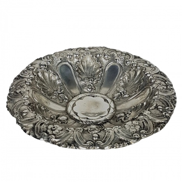 Fruteira de pé alto em metal espessurado a prata contendo decoração ao gosto manuelino contendo volutas, conchas e motivos florais. Medindo 5cm x 11cm.
