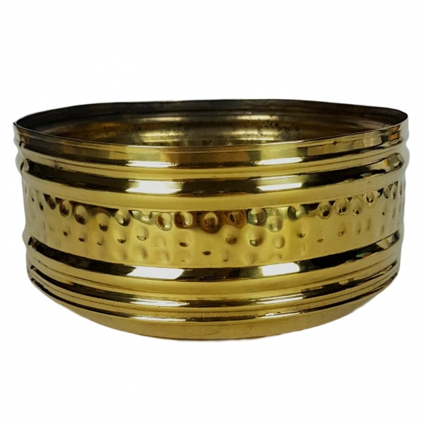 Cachepô em metal dourado polido de formato circular com lateral barrada por martelados e por fileiras salientes. Medindo 9cm x 19cm.
