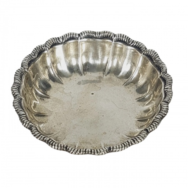 PRATA DE LEI - Petisqueira em prata portuguesa - topázio / águia (contraste ao fundo), contendo bojo circular com feitio gomado; borda talhada e sinuosa. Peso: 50g. Medindo 2,5cm x 10cm.