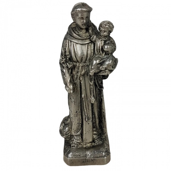 Imagem executada em metal prateado representando Santo Antônio com o Menino Jesus no colo. Medindo 14,5cm.