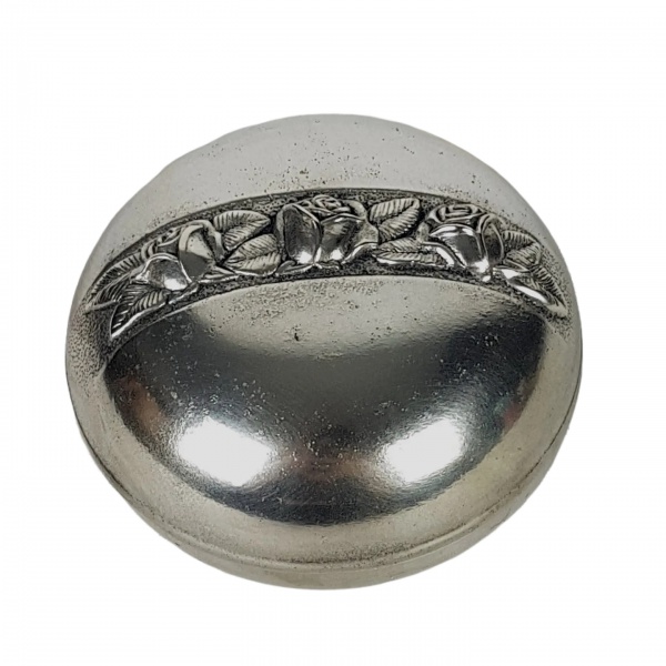 Porta jóias em metal espessurado a prata de feitio esferoidal contendo decoração de faixa de flores. Medindo 5,5cm x 8,5cm.