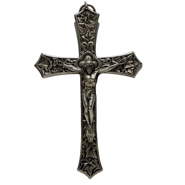 Crucifixo de parede executado em metal prateado contendo farta ornamentação de folhas de hera; extremidades acuminadas. Medindo 21,5cm x 13,5cm.