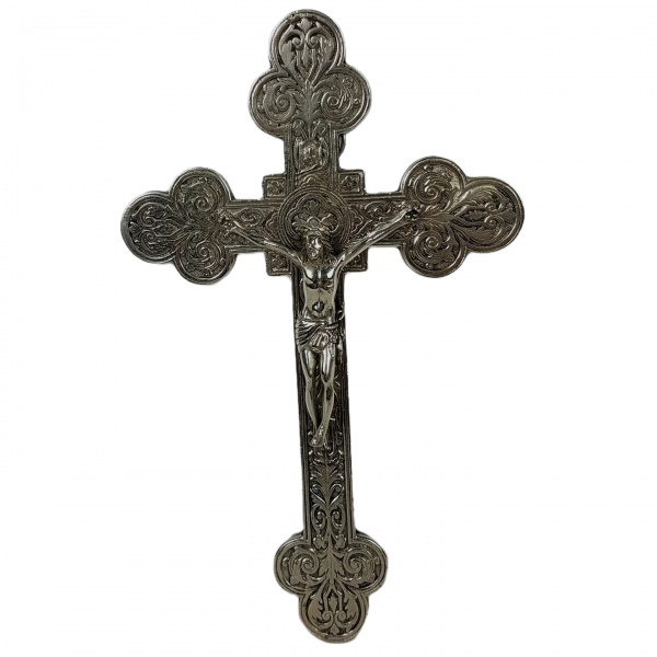 Esplêndido crucifixo em metal prateado com rica ornamentação sinuosa de ramificações e acantos; peça ricamente detalhada e de boa fundição. Medindo 21cm x 13cm.