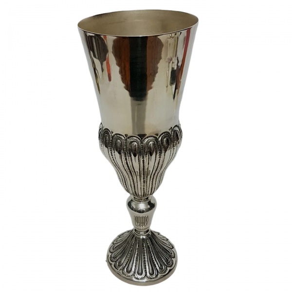 Estiloso vaso em metal espessurado a prata contendo adornação de fileira de gomos circundados por tracejados; bojo em feitio de campaniforme com base alta. Medindo 35cm x 13cm.
