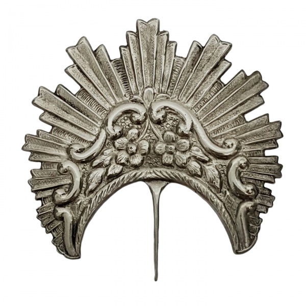 Antigo resplendor para imagens sacras confeccionado em metal prateado contendo adornação floral e de volutas. Medindo 10cm x 9,5cm e área de encaixe 5,5cm.