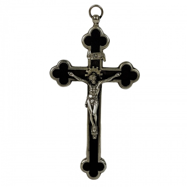 Pequeno crucifixo de parede executado em metal prateado contendo guarnições em jacarandá. Medindo 11,5cm x 6,5cm.