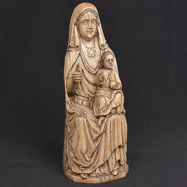 Magnifica e Monumental Imagem em marfim, representando Nossa Senhora com seu Respectivo Menino Jesus