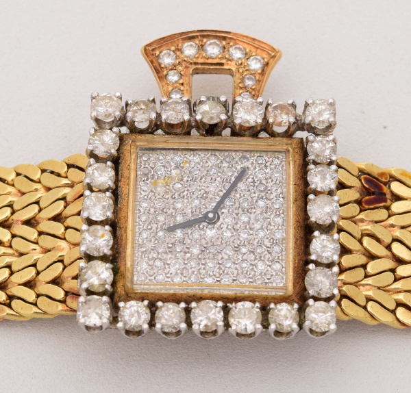 Magnifico Relógio de ouro amarelo, contrastado 14K, com caixa toda cravejada de diamantes, tanto por