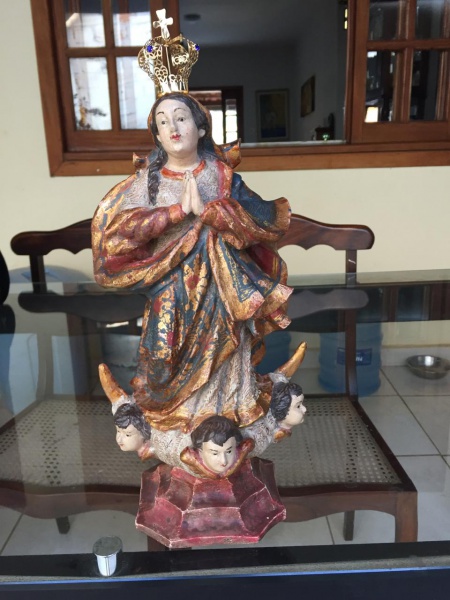 Nossa Senhora Conceição em madeira, olhos vidro policromia região Mariana, 36 cm altura , maravilhos