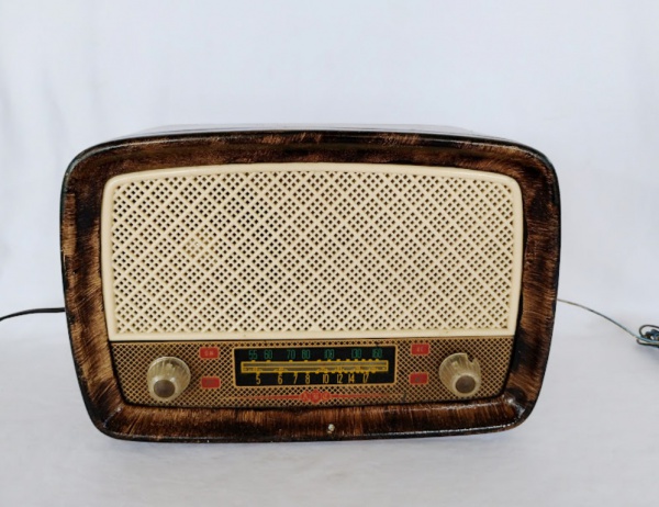 RADIOS ANTIGOS: Bonito radio de mesa antigo valvulado com caixa em baquelite pintado, da marca ABC,