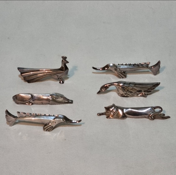 Conjunto de 6 descansos para talheres, de metal prateado - CHRISTOFLE - representando diversos animais - ART DECO. França c.1930. Medida aproximada:11 cm.
