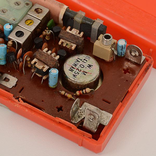 ELETRÔNICO, um (1) antigo rádio da marca SANYO, modelo