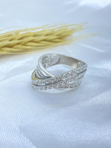 Joias . ANEL PAVÊ, LOVE ABAULADO, EM OURO BRANCO 18K - COM  DIA foto 1