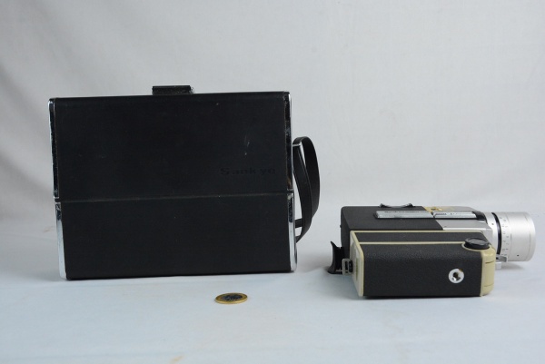 Antiga máquina filmadora japonesa Sankyo Super-CM 300, com estojo
