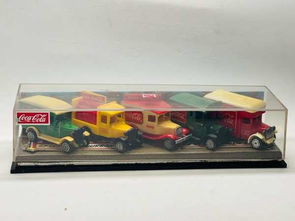 Miniaturas Coca-Cola,  Escala 1/64, marcas do tempo. Item no estado conforme fotos. Carrinho de Coleção.