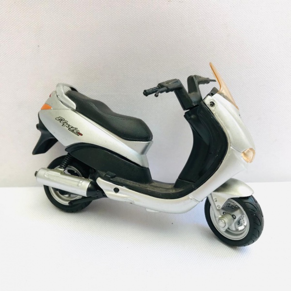 MAISTO　バイクミニカー　PEUGEOT　ELYSEO１２５＆フィギュア Miniatura Maisto, MOTO PEUGEOT ELYSEO 125, rica em detalhes, metal