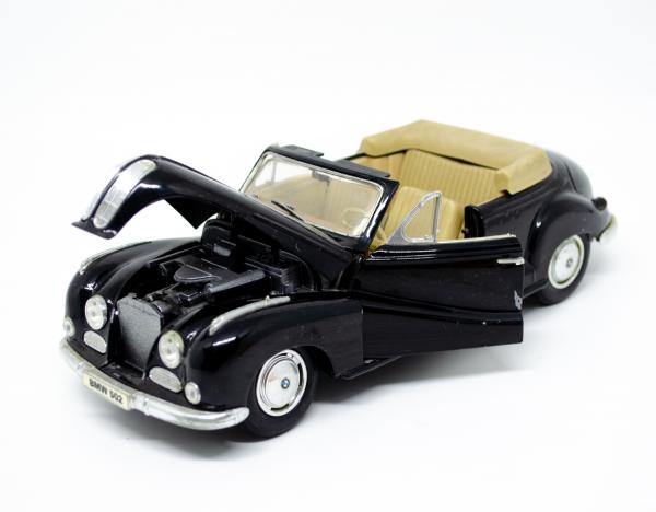 Miniatura de carro BMW 502 (1955) marca Maisto escala 1