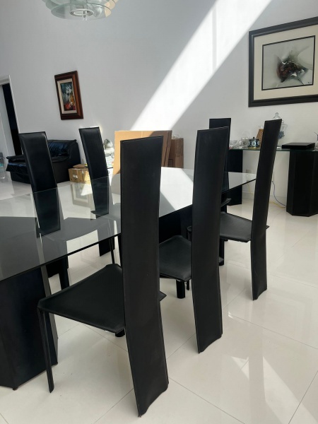 Belíssima Mesa de Jantar , com oito cadeiras , sendo tampo em vidro ; base em Hexágono , cadeiras re