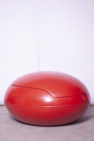 Peter Ghykzy  - Poltrona Egg em fibra na cor vermelha.