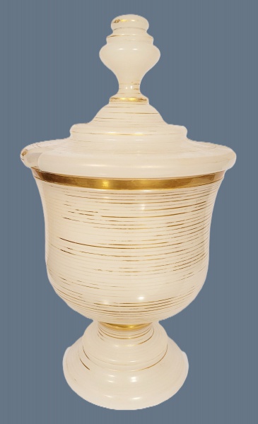 OPALINA BACCARAT- Imponente Poncheira em opalina francesa na cor branca com filetados dourados nos e