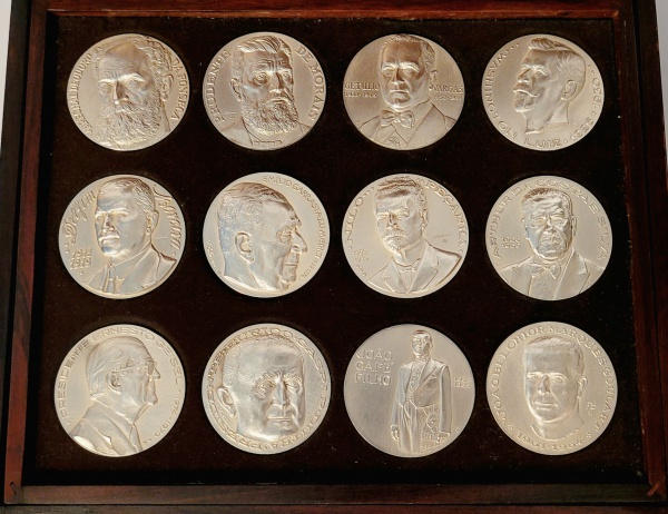 Coleção de 12 medalhas de Presidentes do Brasil em prata 999 50g cada, "Marechal Deodoro da Fons