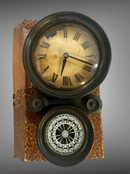Relógio 8 com caixa em madeira, 21 x 13 x 5 cm.