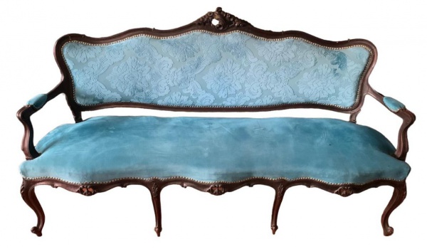 Gracioso sofá estilo Luís XV em madeira nobre, estofado em bom estado, como nas fotos. RETIRADA NO J