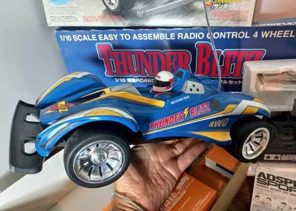 TAMIYA-THUNDER BLITZ RADIO CONTROL- ESCALA 1:10. Sensacional