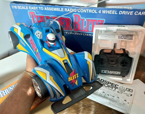 TAMIYA-THUNDER BLITZ RADIO CONTROL- ESCALA 1:10. Sensacional